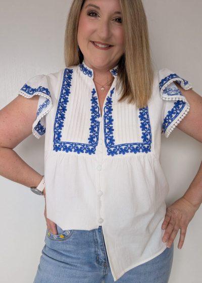 chemise blanche broderie bleu 2